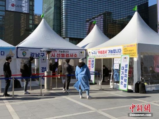 當(dāng)?shù)貢r(shí)間2020年12月17日，韓國首爾市江南三成站地鐵站附近，民眾在臨時(shí)篩查站外等待檢測。 中新社記者 曾鼐 攝