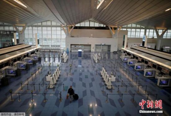 資料圖：2020年12月28日，日本東京國(guó)際機(jī)場(chǎng)人跡寥寥。