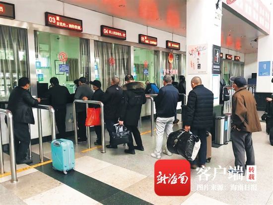 近日，�？诨疖囌�，多名老年人在人工售票窗口前排隊買票。 海南日報記者 郭萃 攝