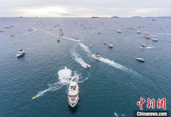 圖為航拍百余艘游艇帆船在三亞附近海域游玩�！●樤骑w　攝