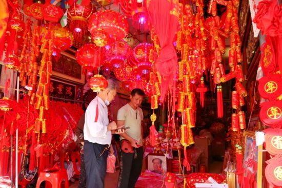 萬寧市民在挑選年節(jié)飾品。記者袁宇 通訊員梁振瑋攝
