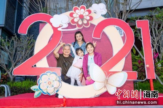 春節(jié)期間，來(lái)三亞國(guó)際免稅城一期購(gòu)物，到二期吃團(tuán)年飯、拍全家福成為不少海棠灣游客的好選擇 李靜供圖
