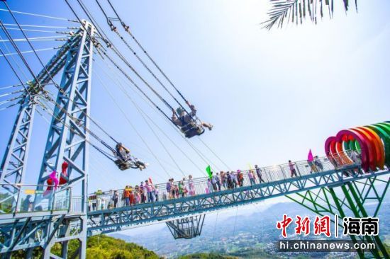 春節(jié)假期游客在保亭暢享悠閑時(shí)光。保亭縣委宣傳部供圖