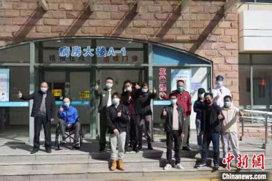 15例新冠肺炎確診病例康復(fù)出院。　上海市衛(wèi)健委供圖　攝