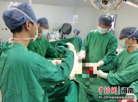 醫(yī)生為吳先生進(jìn)行手術(shù)。海南省人民醫(yī)院供圖