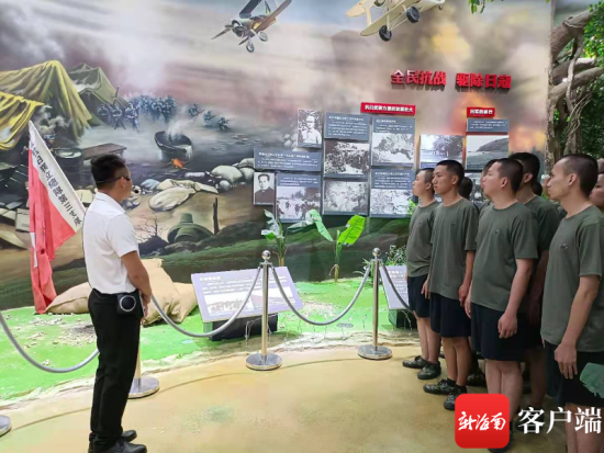 應(yīng)征青年走進(jìn)萬寧市六連嶺革命根據(jù)地紀(jì)念園，開展一堂生動的紅色教育課。通訊員 胡開元 攝