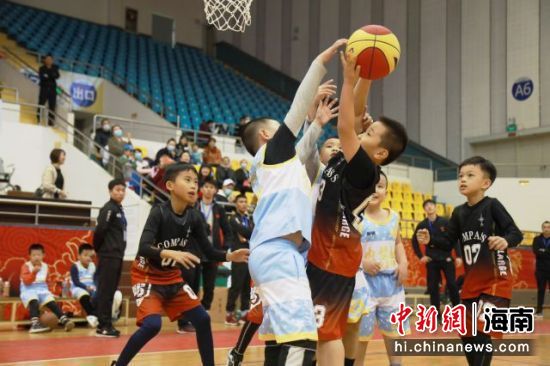 　青少年在冬令營中增加鍛煉，拓展體育運動。主辦方供圖
