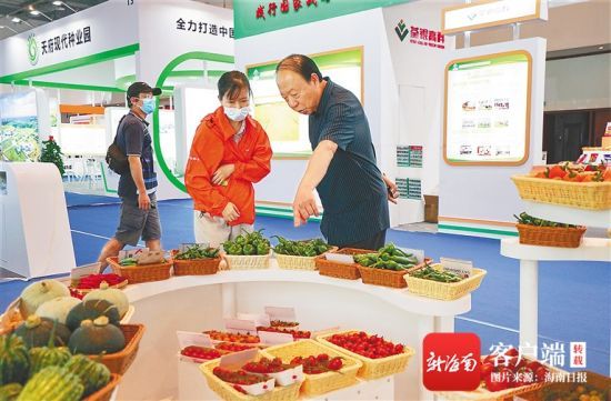 3月20日，2021中國種子大會暨南繁硅谷論壇在三亞開幕，與會嘉賓在展館參觀展示柜臺。海南日報記者 武威 攝