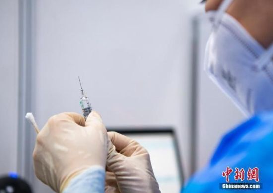 資料圖：醫(yī)護人員在準備疫苗。中新社記者 侯宇 攝