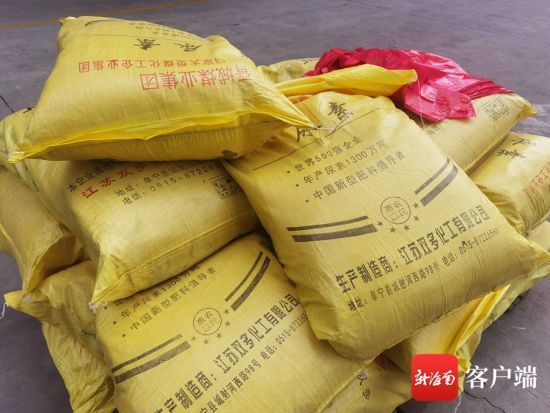 因物流點(diǎn)拒收貨物，貨車司機(jī)只能將42袋裝有不可降解塑料袋的“尿素肥料”編織袋卸在路邊。記者 蒙健 攝