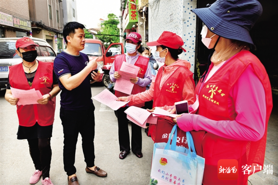 志愿者向居民發(fā)放宣傳資料。記者 陳衛(wèi)東 攝