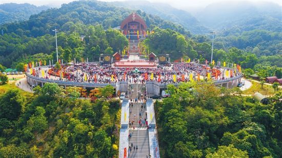 四月十四日，五指山市在水滿鄉(xiāng)舉行祭祀袍隆扣大典。 方山 攝
