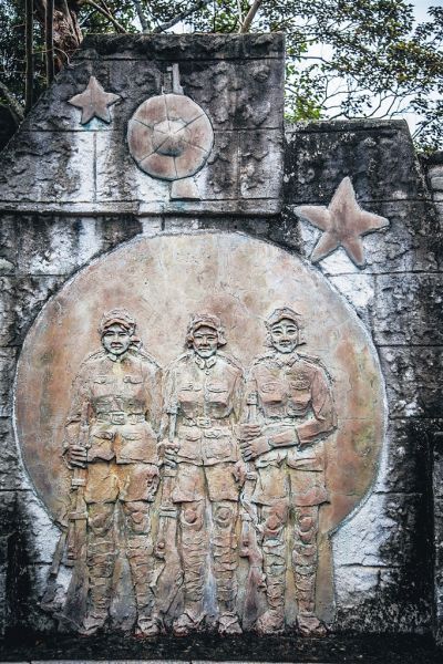 紅色娘子軍紀(jì)念園內(nèi)的浮雕墻。 李幸璜 攝
