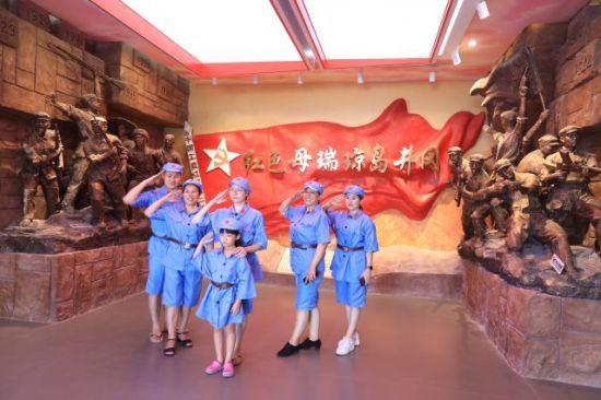 　定安母瑞山革命根據(jù)地景區(qū)內(nèi)游人如織。定安融媒體中心供圖