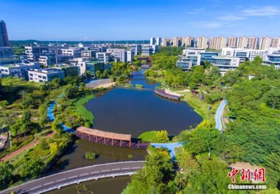 圖為航拍海南生態(tài)軟件園。 駱云飛 攝