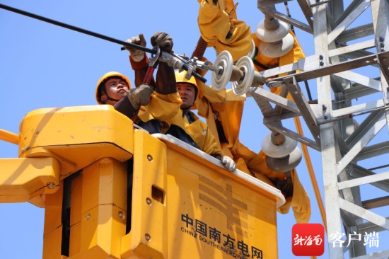 供電部門工作人員開展不斷電檢修作業(yè)。(海南電網供圖)