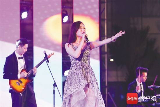演員在嘉年華游園會(huì)活動(dòng)晚會(huì)中獻(xiàn)唱歌曲。