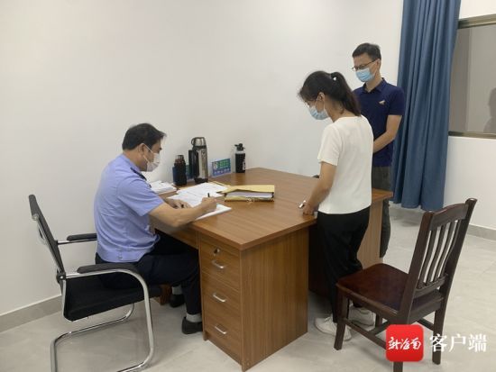 海口公安交警支隊(duì)龍華大隊(duì)事故中隊(duì)向當(dāng)事人送達(dá)《道路交通事故認(rèn)定書(shū)》，圖為劉某家屬。記者 姚皓 攝