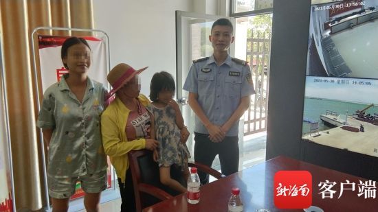 家人領回走失女童。警方供圖