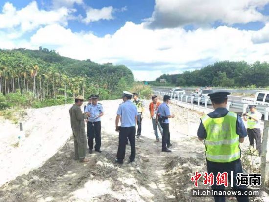 相關(guān)部門對恢復(fù)原狀的鐵絲護欄網(wǎng)和填埋的排水溝進行驗收。海南交警供圖