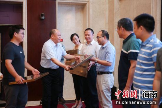 余書勇（左二）為“消化系統(tǒng)腫瘤多學科診療（MDT）創(chuàng)建單位”授牌。海南省腫瘤醫(yī)院供圖