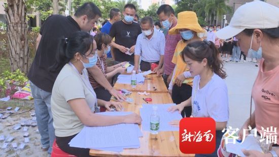 發(fā)放儀式現(xiàn)場(chǎng)。記者蘇桂除 攝
