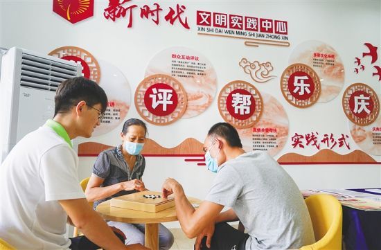 專業(yè)社工陪伴精神障礙患者進(jìn)行康復(fù)訓(xùn)練。