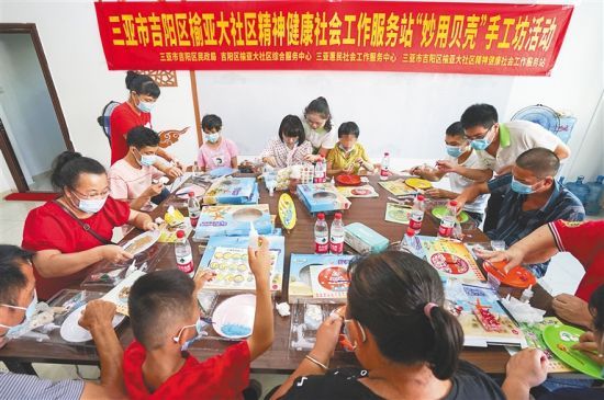 10余名精神障礙患者及其家屬在專業(yè)社工的陪伴指導(dǎo)下，進(jìn)行手工創(chuàng)作。