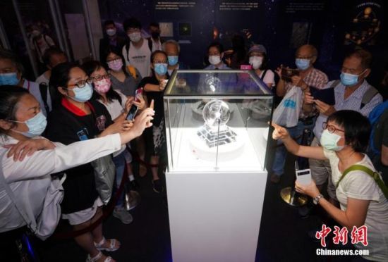 資料圖：7月7日，“時(shí)代精神耀香江”之百年中國(guó)科學(xué)家主題展繼續(xù)在香港會(huì)展中心舉行。眾多市民踴躍參觀月壤。 張煒 攝
