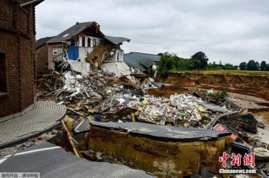 當?shù)貢r間7月16日，德國Erftstadt-Blessem，一條被洪水侵襲后的街道。