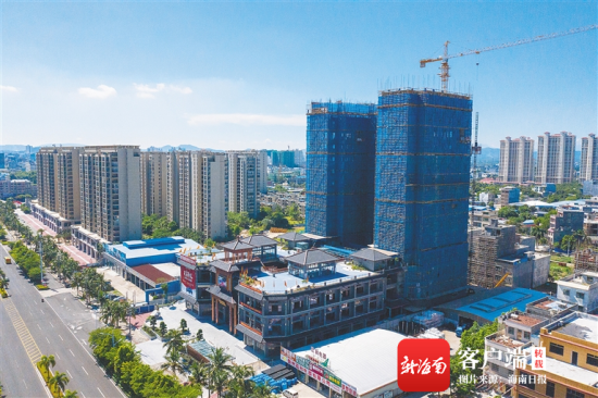 近日，位于那大鎮(zhèn)中興大街西段南側的儋州·新福城商業(yè)街項目正在加緊施工。羊文彪 攝