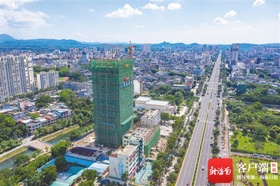 位于那大鎮(zhèn)中興大街的世博大廈項目主體結構已封頂。羊文彪 攝