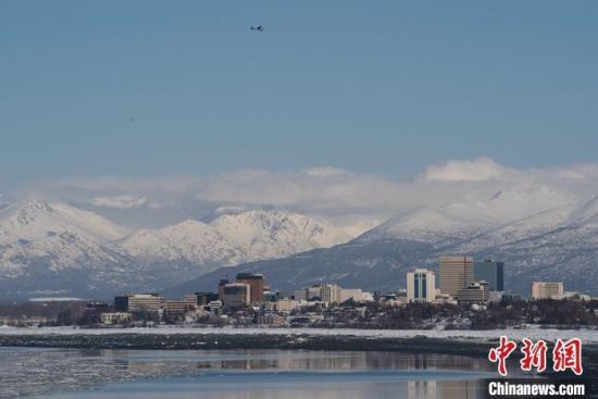 資料圖：當地時間3月17日，一架飛機從安克雷奇附近飛過。 中新社記者 劉關關 攝
