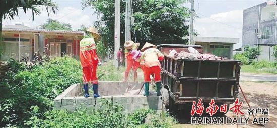 8月6日，臨高縣加來鎮(zhèn)美積居，幾名環(huán)衛(wèi)工人正在清運(yùn)露天垃圾池里的垃圾。海南日?qǐng)?bào)記者 易宗平 攝