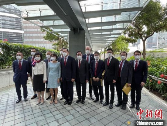 香港總商會(huì)主席王冬勝（右七）、香港特區(qū)立法會(huì)商界議員林健鋒（右六）陪同業(yè)界代表報(bào)名參選。曾平 攝