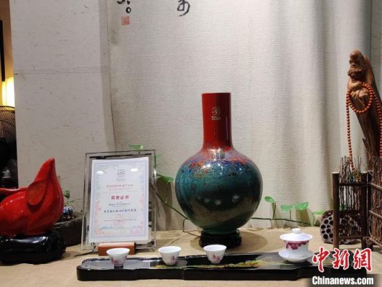 第44屆世界遺產大會禮品《七彩聚福瓶》�！∪~秋云　攝
