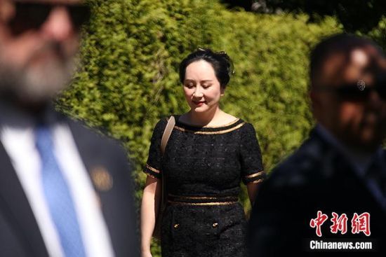 資料圖：華為公司副董事長、首席財務官孟晚舟走出其位于加拿大溫哥華的居所，赴法院出庭聽取裁決。中新社記者 余瑞冬 攝