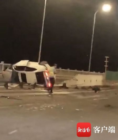 轎車側(cè)翻事故現(xiàn)場(chǎng)。視頻截圖