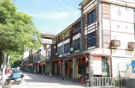 七坊鎮(zhèn)墟街道立面改造除險加固完成