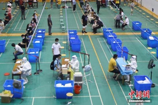 資料圖：高校師生有序進(jìn)行核酸檢測。中新社記者 泱波 攝