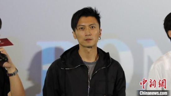謝霆鋒帥氣亮相�！「呒午鳌z