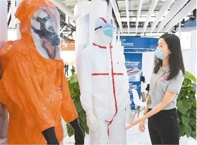 9月4日，在2021服貿(mào)會(huì)首鋼園區(qū)健康衛(wèi)生服務(wù)展館，工作人員正在介紹防護(hù)服。新華社記者 任 超攝
