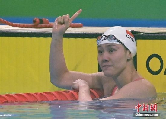 9月26日晚，第十四屆全運會游泳項目女子50米自由泳決賽在西安舉行，廣東選手劉湘以23秒97的成績刷新亞洲紀(jì)錄奪冠。圖為劉湘慶祝勝利。 中新社記者 侯宇 攝