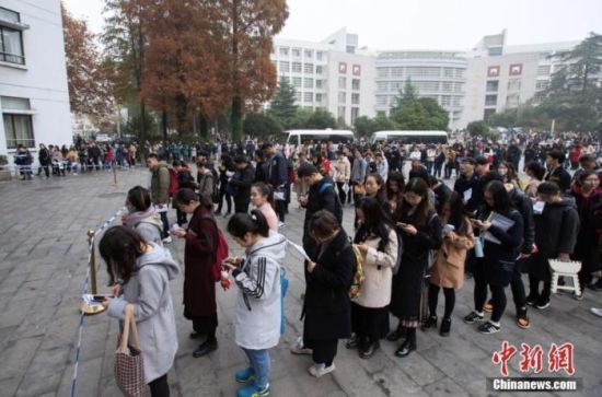資料圖：考生等候進場參加考試。中新社發(fā) 蘇陽 攝 圖片來源：CNSPHOTO