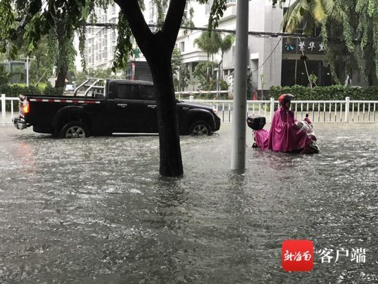 三亞突降暴雨，海潤路嚴重積水。記者 林師堂 攝