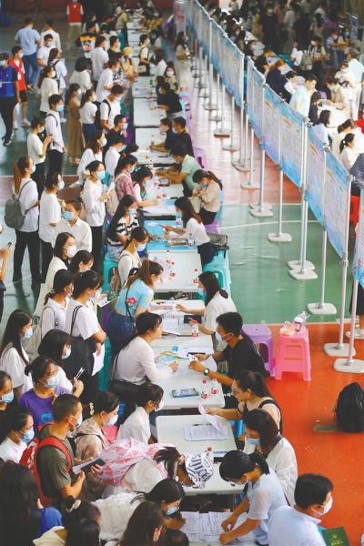 10月31日，“聚四方之才 共建自貿(mào)港”招才引智進(jìn)校園活動(dòng)在海南師范大學(xué)舉行。本報(bào)記者 張茂 攝
