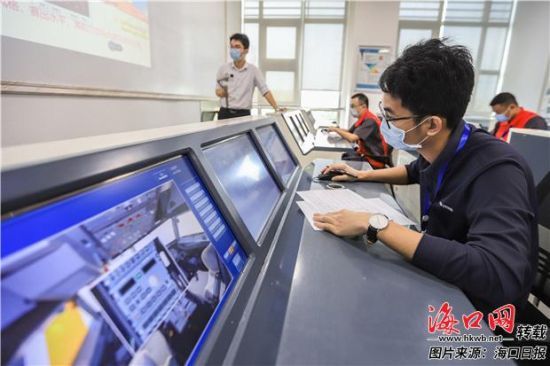 　參賽選手在參加模擬排障比賽。�？谌請�(bào)記者王程龍 通訊員紀(jì)巧珠 攝