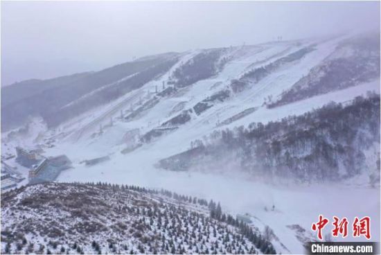 圖為云頂滑雪公園雪中的坡面障礙賽道�！∈摹z