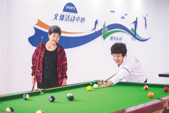 在文昌龍樓航天大社區(qū)綜合服務(wù)中心，老年人享受多姿多彩的晚年生活。