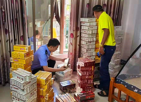 　　瓊海警方搗毀一販賣假煙團(tuán)伙，當(dāng)場(chǎng)查獲各品種走私卷煙約6700余條。海南日?qǐng)?bào)記者袁宇 通訊員冼才華攝